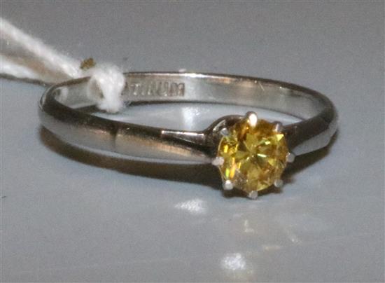 Platinum and fancy yellow diamond ring(-)